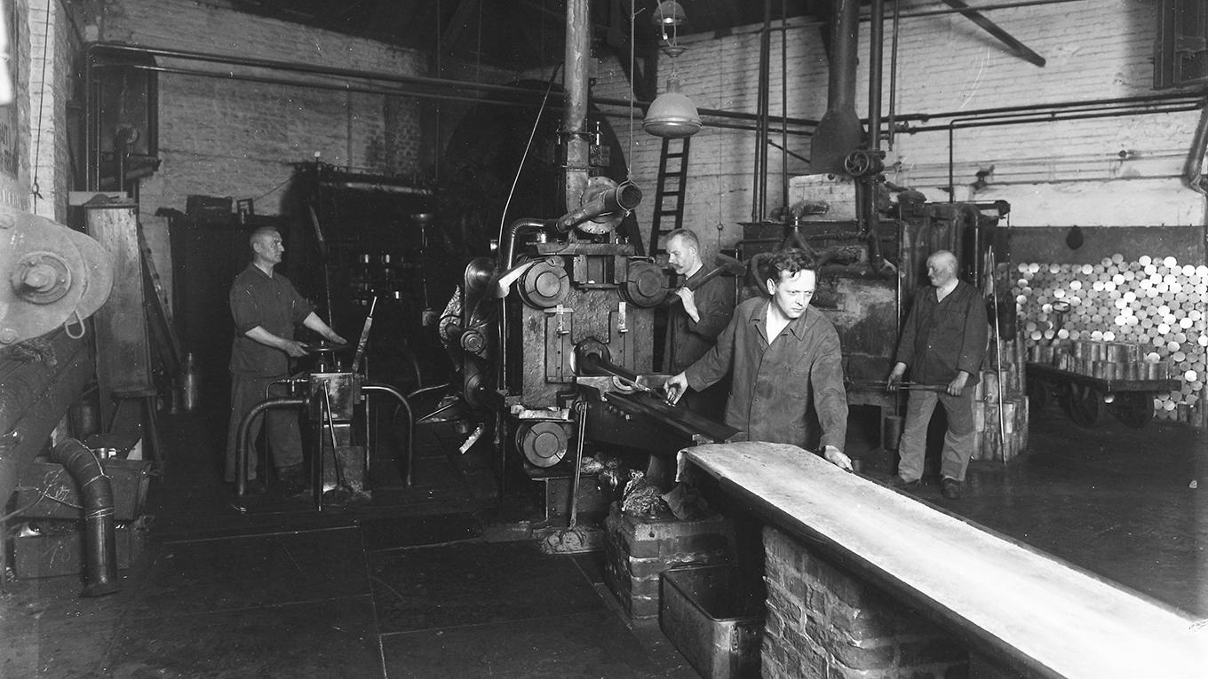  1908: Inbetriebnahme der ersten Strangpresse.