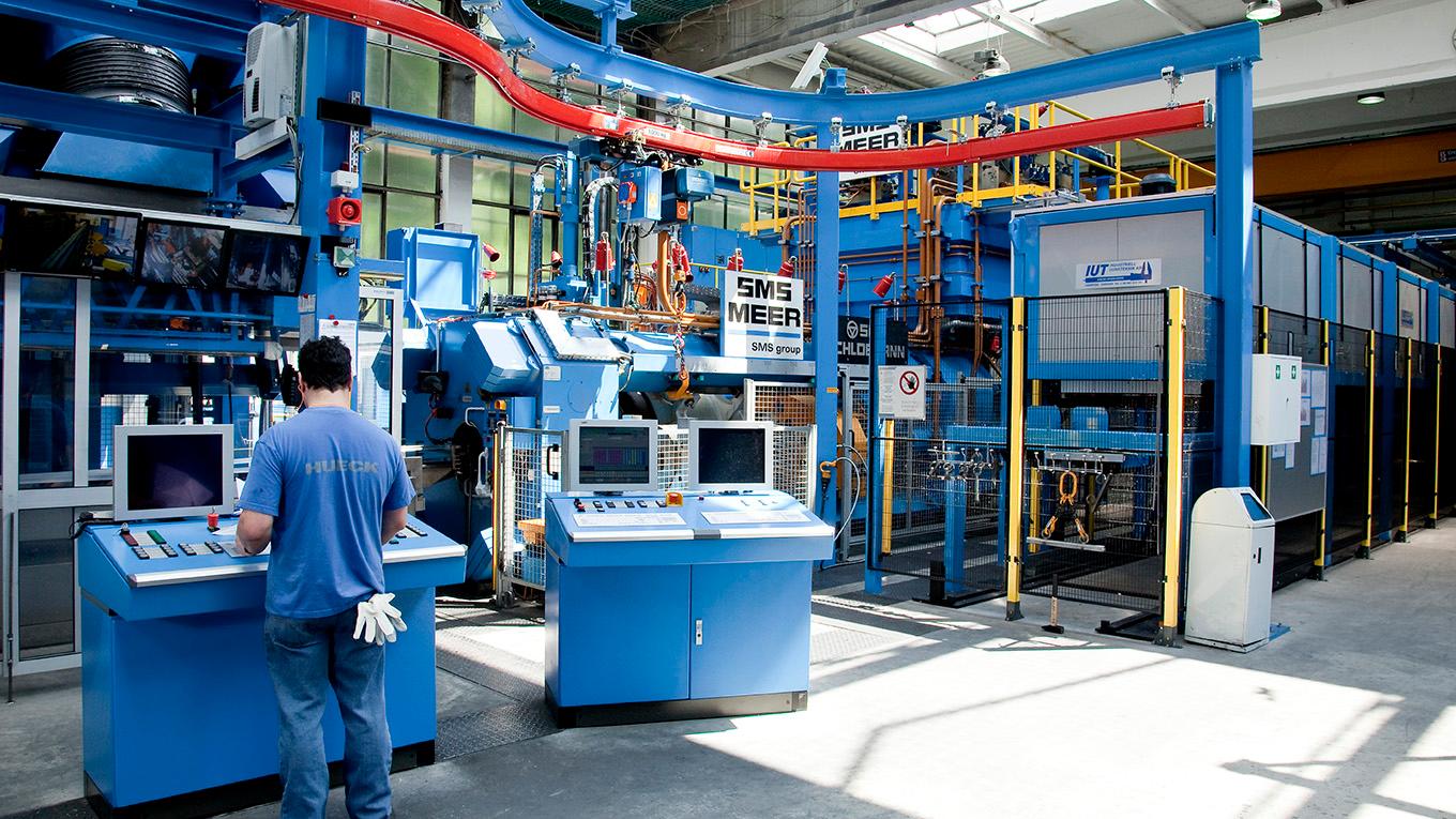  2010: Inbetriebnahme der neuen hochmodernen 27 MN-Strangpresse mit 2.700 Tonnen Presskraft.